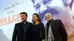  Reżyser Andrzej Wajda i odtwórcy głównych ról - Robert Więckiewicz i Agnieszka Grochowska. Fot. PAP/T. Gzell