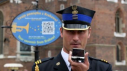 Krakowski hejnalista Michał Kołton podczas prezentacji nowej aplikacji mobilnej na smartfony. Fot. PAP/S. Rozpędzik