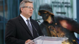 Prezydent Bronisław Komorowski przed pomnikiem Bohaterów Powstania Warszawskiego. Fot. PAP/P. Supernak