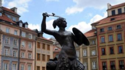 Syrenka Warszawska na Rynku Starego Miasta. Fot. PAP/G. Jakubowski
