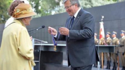 Prezydent Bronisław Komorowski odznacza Jadwigę Bałabuszko-Sławińską. Fot.PAP/J.Turczyk