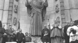 Uczestnicy manifestacji przed Pomnikiem Wdzięczności (1937). Fot. NAC