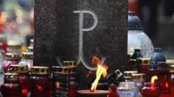  Płonące znicze przed pomnikiem Gloria Victis na Wojskowych Powązkach. Fot. PAP/J. Turczyk