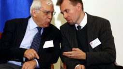 Prof. Adam Rotfeld i ukraiński historyk dr Andrij Portnow. Fot. PAP/T. Gzell