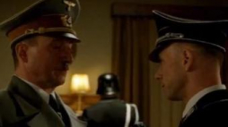 Kadr z filmu "AmbaSSada". Robert Więckiewicz w roli Adolfa Hitlera (L) i Adam Darski jako Joachim von Ribbentrop (P). 