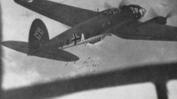 Heinkel He 111 zrzuca bomby zapalające na Warszawę. Wrzesień 1939. Fot. NAC