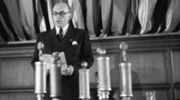 Jarosław Iwaszkiewicz przemawia na Światowym Kongresie Intelektualistów w Obronie Pokoju. Fot. PAP/CAF