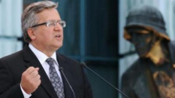 Prezydent Bronisław Komorowski przed pomnikiem Bohaterów Powstania Warszawskiego. Fot. PAP/P. Supernak