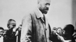 Reprodukcja: Janusz Korczak ps. Stary Doktor z dziećmi, przed 1942 r. Fot. PAP/Reprodukcja