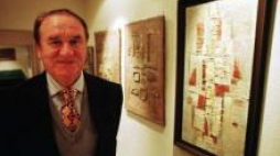 Prof. Tadeusz Łapiński na tle swoich prac. Fot. PAP/R. Koszowski