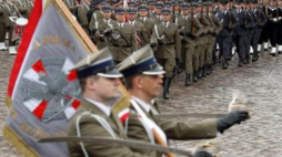 Defilada pododdziałów Wojska Polskiego. Fot. PAP/R. Pietruszka