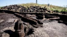 Prace archeologiczne na kopcu Św. Jana Nepomucena. Fot. PAP/M. Walczak