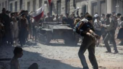 Reżyser Jan Komasa (L) i aktorzy na planie zdjęciowym filmu "Miasto '44. Fot. PAP/J. Kamiński