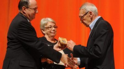 Ambasador  Zvi Rav-Ner wręcza medal dla śp. Pauliny Licińskiej jej wnukowi. Fot. PAP/G. Jakubowski
