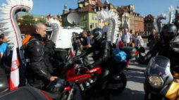 Uczestnicy rajdu na Placu Zamkowym w Warszawie. Fot. PAP/R.Pietruszka