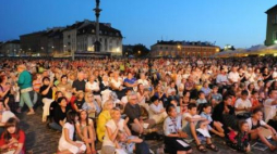 Koncert "Warszawiacy śpiewają (nie)zakazane piosenki" na Pl. Zamkowym. Fot. PAP/G. Jakubowski