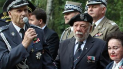 Gen. Zbigniew Ścibor-Rylski (L) pod pomnikiem Gloria Victis na Cmentarzu Wojskowym na Powązkach. Fot. PAP/R. Pietruszka