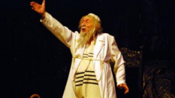 Szymon Szurmiej w spektaklu „Między dniem a nocą. Dybuk”