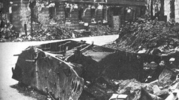 Wrak pojazdu-miny na ulicy Kilińskiego, 13 sierpnia 1944. Fot. Wikimedia Commons