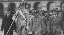 Poczet sztandarowy męskiego I Państwowego Liceum i Gimnazjum im. Stefana Batorego w Warszawie. 1930 r. Fot. NAC