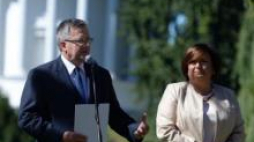 Prezydent Bronisław Komorowski oraz jego małżonka Anna Komorowska  w Ogrodzie Saskim w Warszawie. Fot. PAP/J. Turczyk