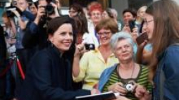 Agata Kulesza wchodzi na galę otwierającą 38. Festiwal Polskich Filmów Fabularnych w Gdyni. Fot. PAP/A. Warżawa