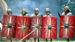 Rekonstrukcje historyczne - rzymscy legioniści na Dymarkach Świętokrzyskich. Fot. PAP/P. Polak