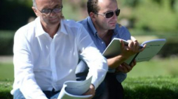 Felietonista, satyryk Micha Ogórek (L) i twórca kabaretowy Robert Górski czytają Fredrę. Fot. PAP/J. Turczyk