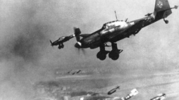 Bombowce niemieckie Junkers Ju-87 w szyku nurkującym. Fot. NAC
