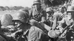 Piechota niemiecka na froncie wschodnim przygotowana do natarcia. 06.1941. Fot. NAC