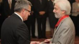 Prezydent Bronisław Komorowski wręcza odznaczenie Krystianowi Zimermanowi. Fot. PAP/R. Pietruszka