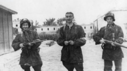 Żołnierze batalionu "Zośka podczas powstania warszawskiego:NN,Michał Światopełk-Mirski, Stanisław Kozicki Fot.NAC