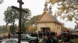 Pierwsze nabożeństwo w zrekonstruowanej XVIII-w. cerkwi greckokatolickiej w Godkowie. Fot. PAP/T. Waszczuk 