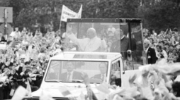 Pielgrzymka papieża Jana Pawła II do Polski. Gdynia 06.1987. Fot. PAP/CAF/J. Uklejewski