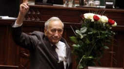 Tadeusz Mazowiecki w Sejmie podczas uroczystości 20. rocznicy powołania swojego rządu w 1989 r. Fot. PAP/T. Gzell