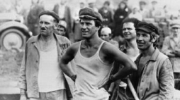 Kadr z filmu "Człowiek z marmuru". Jerzy Radziwiłłowicz jako Mateusz Birkut. Fot. PAP/CAF