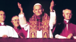  Kardynał Karol Wojtyła tuż po wyborze na papieża. Fot. PAP/EPA