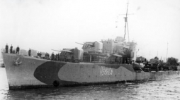 ORP "Orkan" w czasie uroczystości pogrzebowych po śmierci gen. Sikorskiego. Fot. NAC