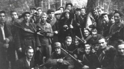 Żołnierze oddziału leśnego 1 kompanii samborskiej podczas akcji "Burza" - Okręg Stanisławów Armii Krajowej. Fot. NAC