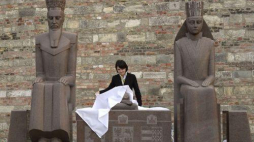 Pomnik królowej Jadwigi i króla Władysława Jagiełły w Budapeszcie. Fot. PAP/EPA