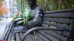 Ławeczka ks. Jana Twardowskiego w Warszawie. Fot. PAP/J. Turczyk