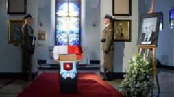 Trumna z ciałem Tadeusza Mazowieckiego wystawiona w Pałacu Prezydenckim. Fot. PAP/J. Turczyk