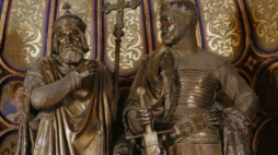 Posągi Mieszka I i Bolesława Chrobrego w bazylice archikatedralnej św. Piotra i św. Pawła w Poznaniu. Fot. PAP/J. Morek 