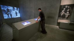 Fragment ekspozycji w Yad Vashem poświęcony masowych egezkucji Żydów w Ponarach. Fot. PAP/EPA