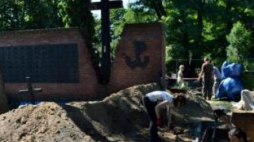 Ekshumacje na tzw. Łączce na Powązkach Wojskowych w Warszawie. Fot. PAP/R. Pietruszka