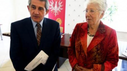 Władysław Stępniak, szef archiwów państwowych i Zofia Kułakowska. Fot. PAP/T.Gzell