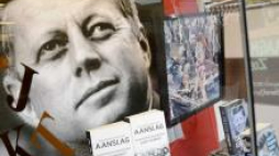 Witryna w księgarni z publikacjami o zabójstwie Kennedy'ego. Fot. PAP/EPA