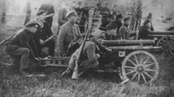 Grupa powstańców na stanowiskach bojowych. 1921 r. Fot. CAW