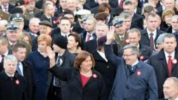 Prezydent Bronisław Komorowski z małżonką Anną idą na czele marszu "Razem dla Niepodległej". Fot. PAP/J. Turczyk
