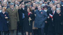  Para prezydencka Bronisław Komorowski z żoną Anną idą na czele marszu "Razem dla Niepodległej". Fot. PAP/J. Turczyk